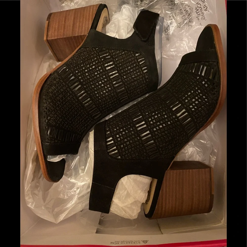 NIB VINCE CAMUTO VC-KEANNIE BLACK OPEN TOE STACKED BLOCK HEEL SANDALS ⭐️⭐️⭐️…